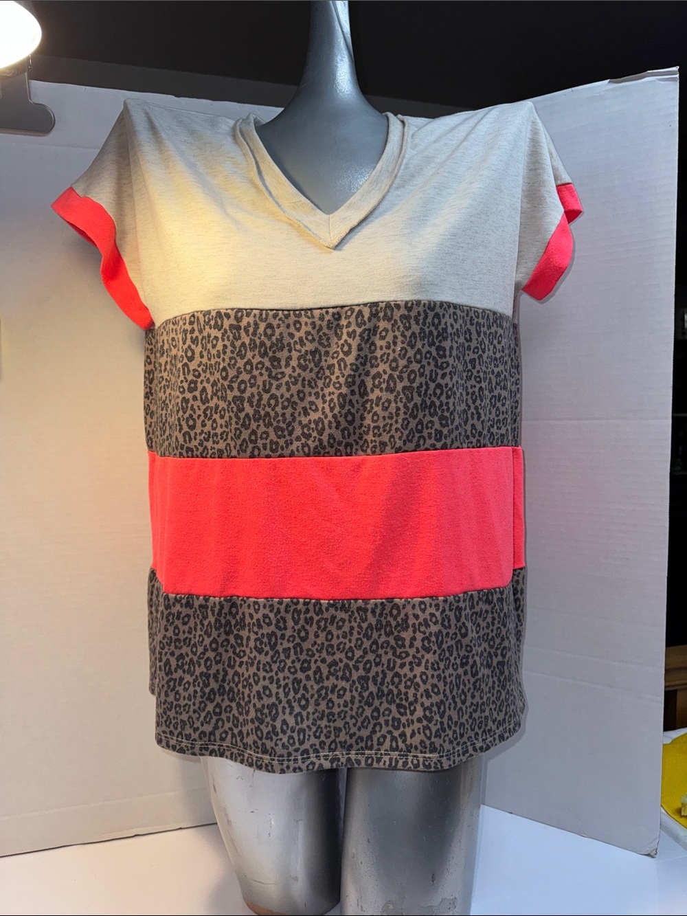 HEIMISH USA Coral & Taupe Colorblock Leopard V-Neck Tee